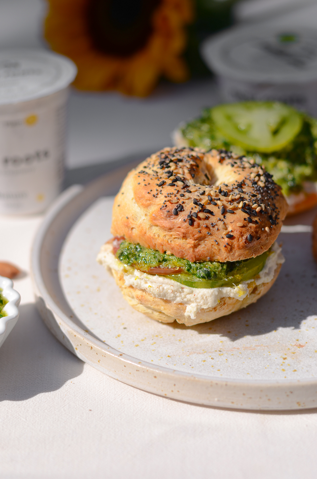 Bagels mit Tomaten und hausgemachtem Pesto